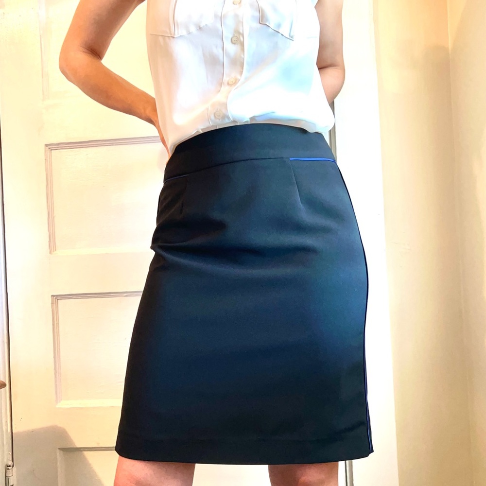 Banana Republic size 0 pencil skirt with blue trim